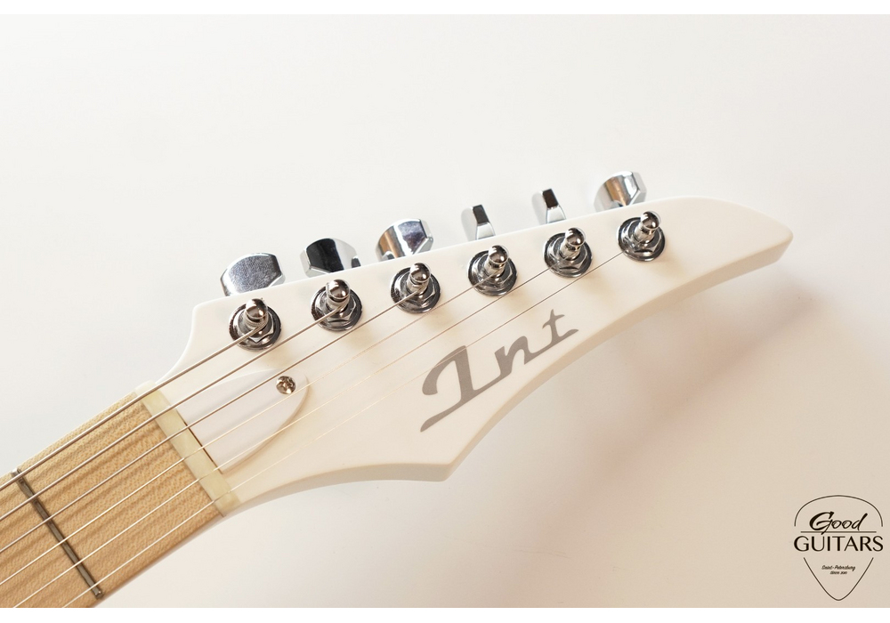 INT Guitars Superstrat Baritone White #617747