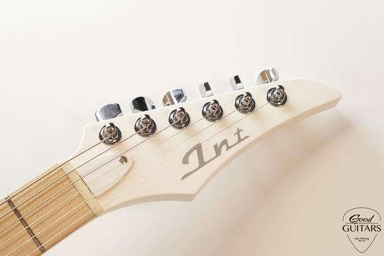 INT Guitars Superstrat Baritone White #617747